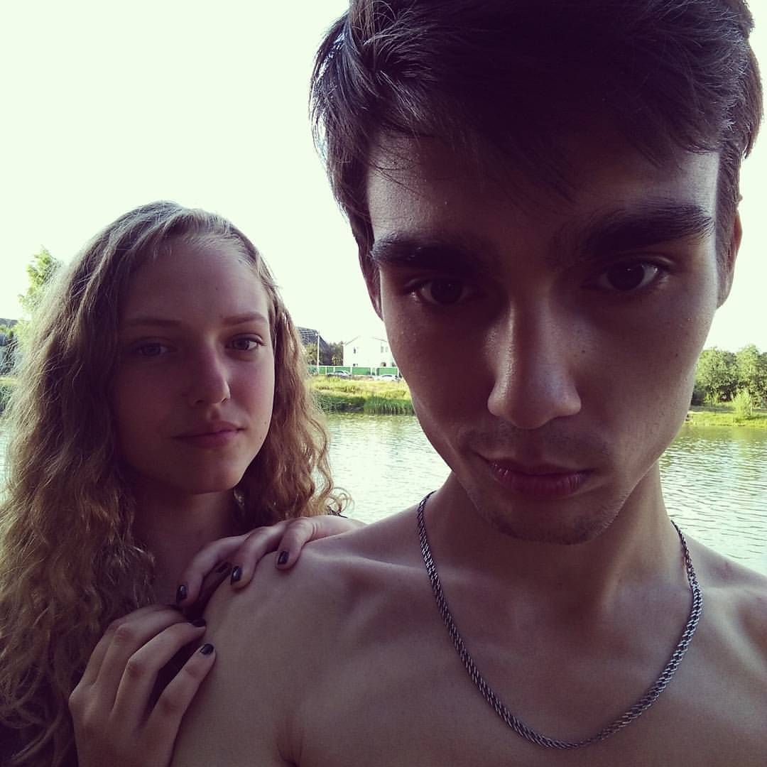 девушка позади парня