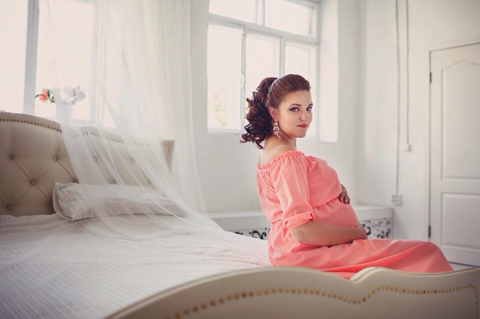 беременная на кровати