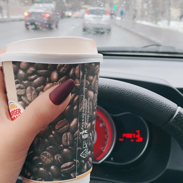 стакан кофе в машине