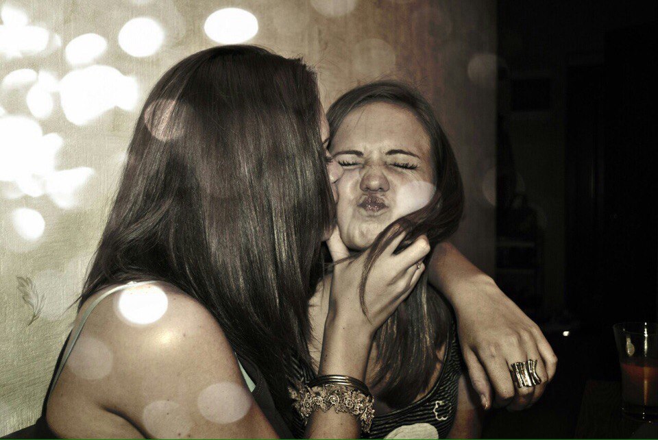 Женщина тискает мужчину за лицо