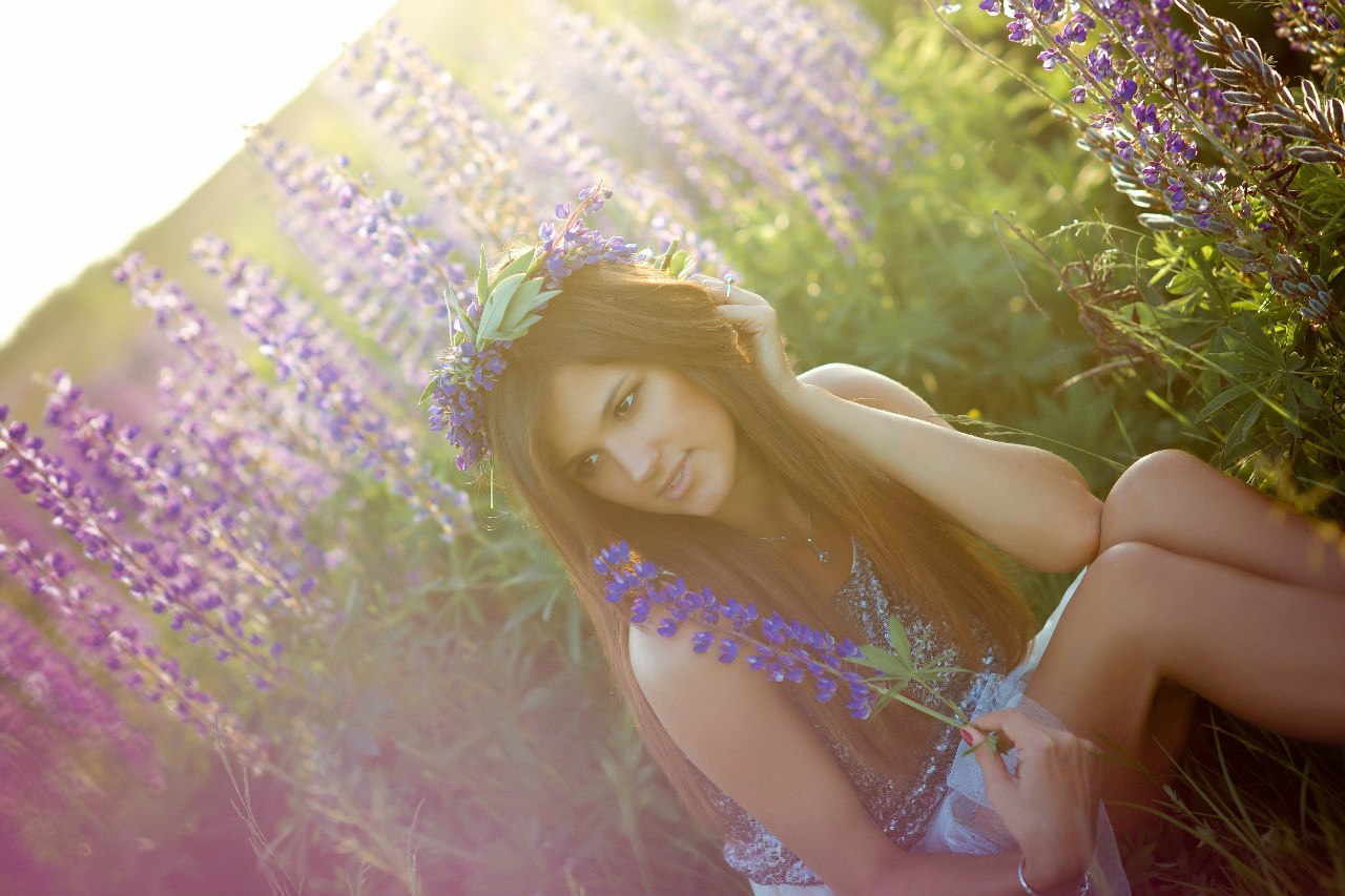 девушка с венком на голове