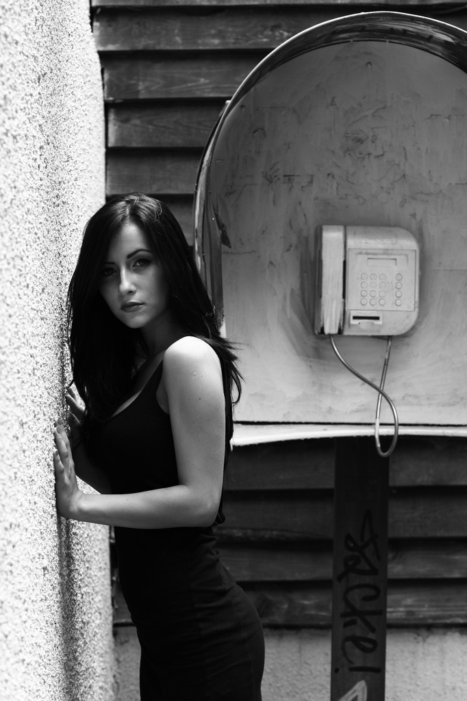 девушка у телефона автомата